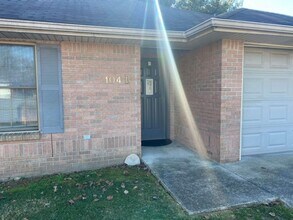 Building Photo - 104 Cottage Cir