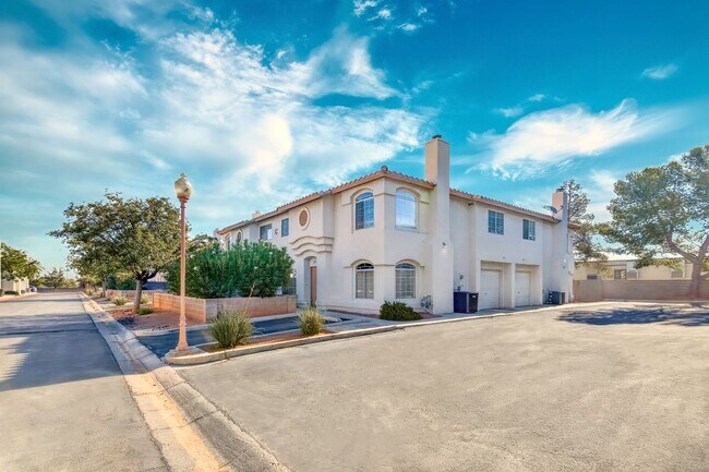 Building Photo - MOVE-IN READY 3-BEDROOM TOWNHOME IN SUMMERLIN!