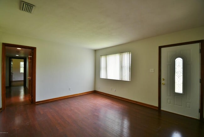 Building Photo - 2101 Maple Leaf Dr E