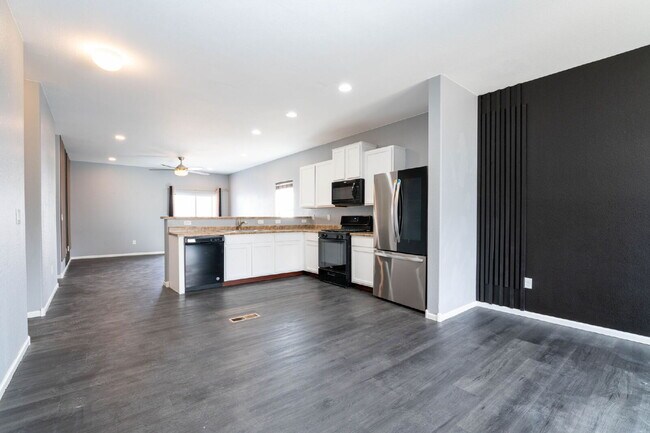 Building Photo - 575 Solano Dr