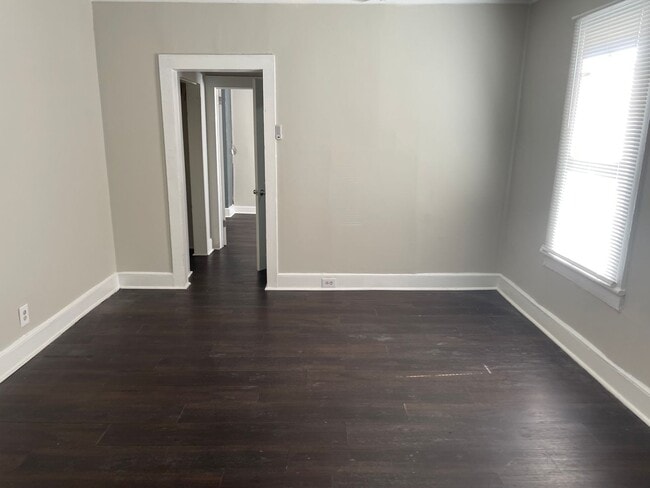 Building Photo - Updated Duplex - Includes Stackable Washer...