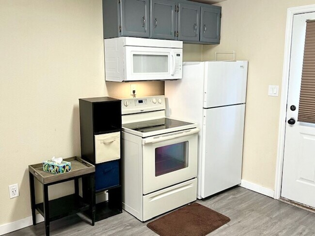 Building Photo - Furnished One Bedroom Single Family Home