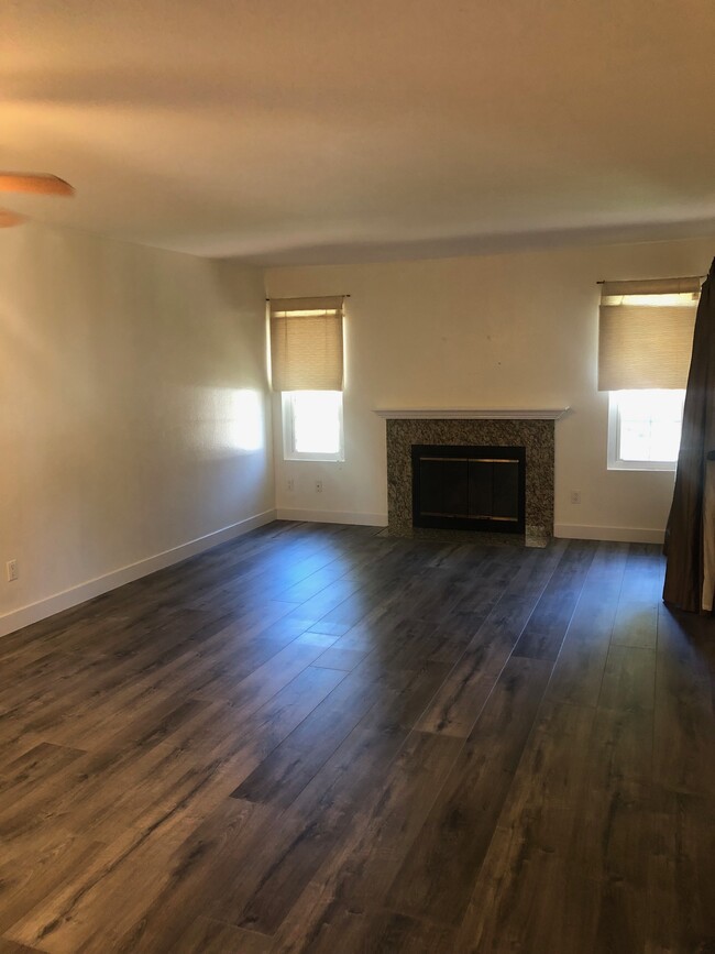 Building Photo - 12083 Alta Carmel Ct