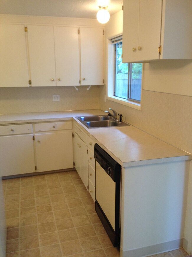 Foto del edificio - SW Eugene Home with fenced yard, garage an...