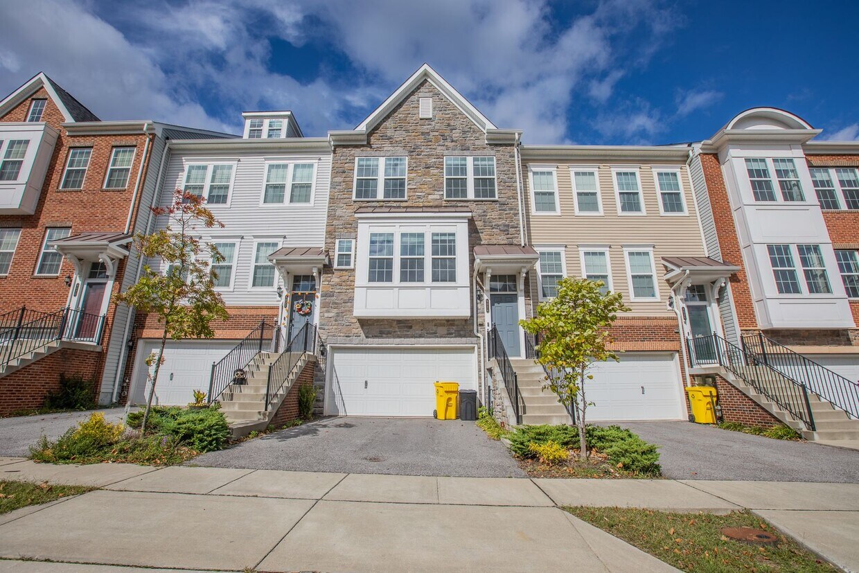 Foto principal - Beautiful 3 BR/2 Full BA & 2 Half BA Townh...