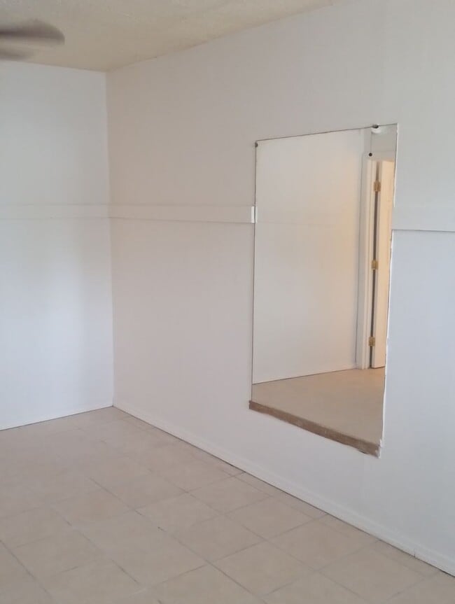 Building Photo - AVAILABLE NOW -1 bed -1 bath - aprox 400 s...
