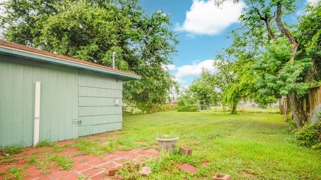 Building Photo - 811 W 7th St