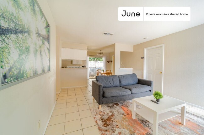 Building Photo - Private bedroom in 4 bed/3 bath Home