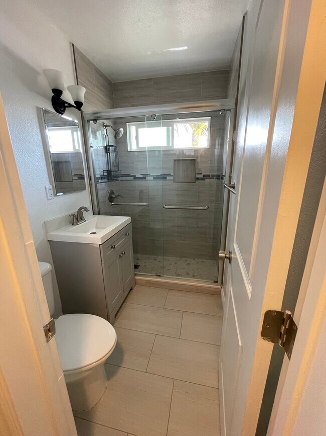 Foto del edificio - 2122 E 10th St