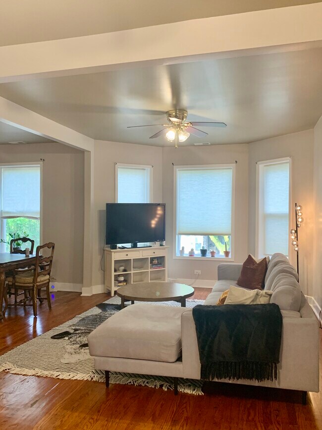 Building Photo - 6810 S Harper Ave