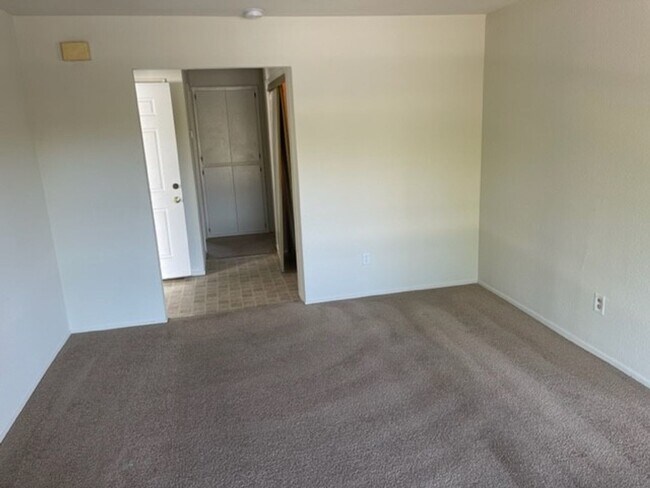Foto del edificio - Spacious Orangevale condo that is clean, quite, and private.