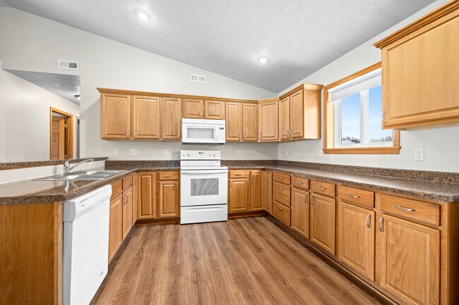 Cocina de la casa (superior) - Fifth Street Apartments & Townhouses