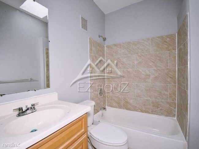 Building Photo - 3 br, 1 bath Apartment - 2823 Pelham Ave
