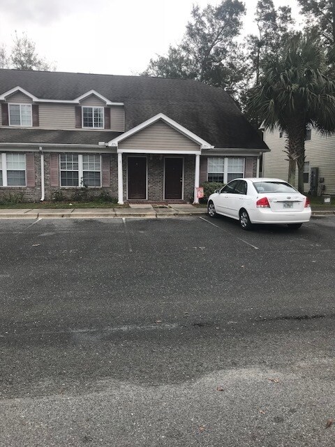 Primary Photo - Townhouse for Rent In Camelot