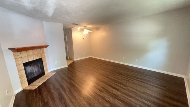 Building Photo - Spacious 1 BR 1 BA Available in July!