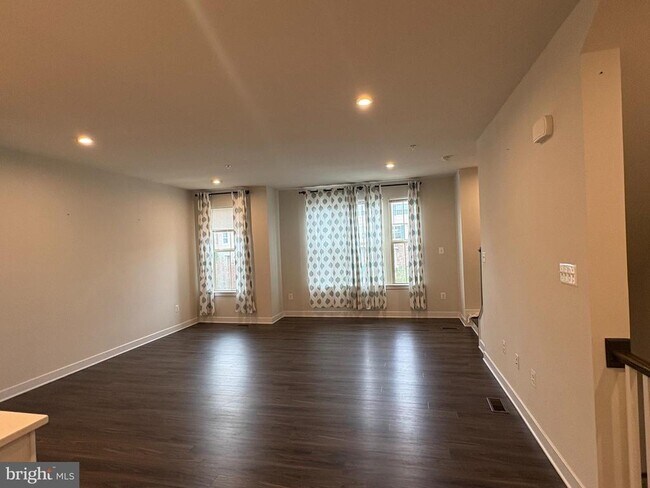 Foto del edificio - 8711 Shady Pines Dr