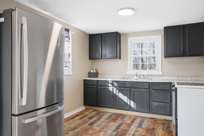 Building Photo - 2 Bed / 1 Bath. Off street parking.