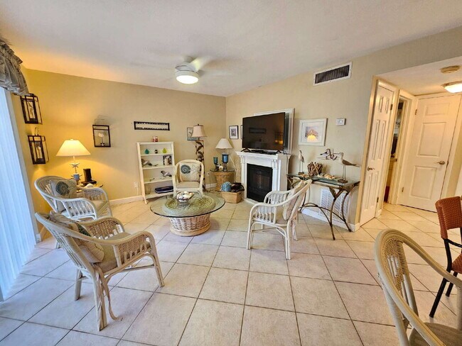 Building Photo - Cocoa Beach Condo