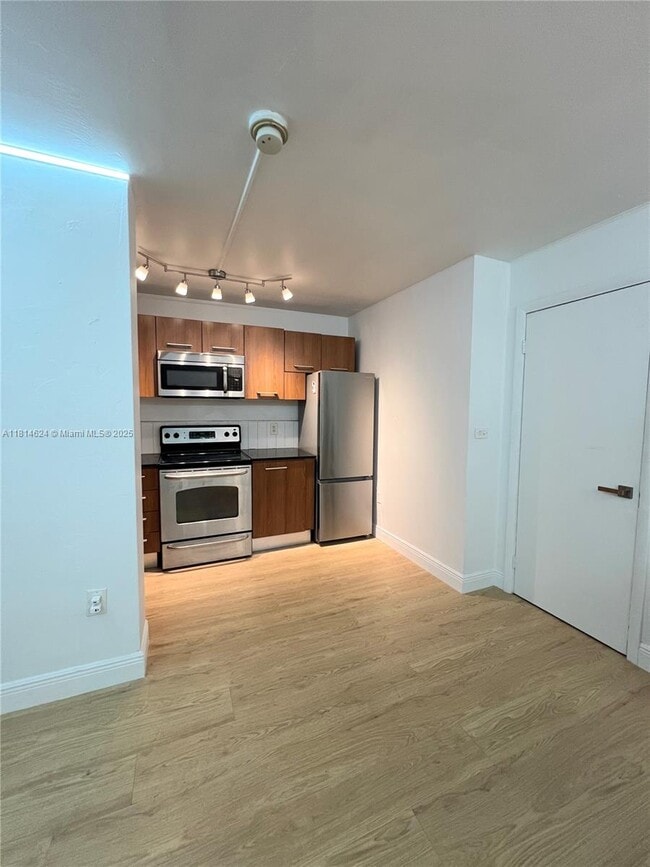 Foto del edificio - 421 NE 68th St