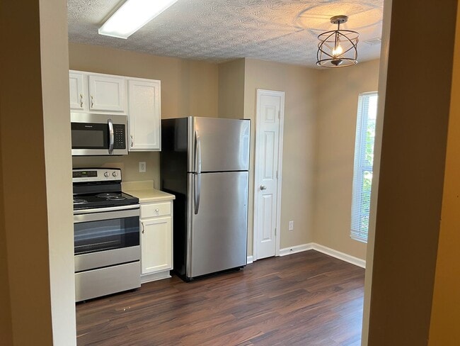 Foto del edificio - Fresh Renovation, 3 Bedroom Townhouse
