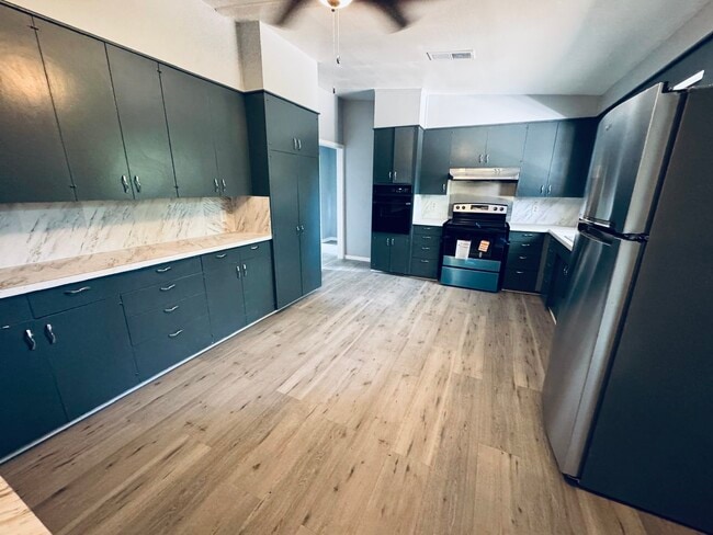 Building Photo - 1112 Riverside Ter