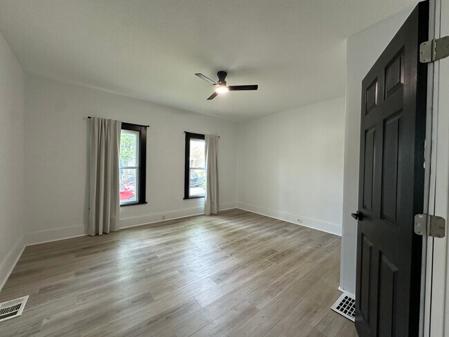 Foto del edificio - 1825 Clover Ave