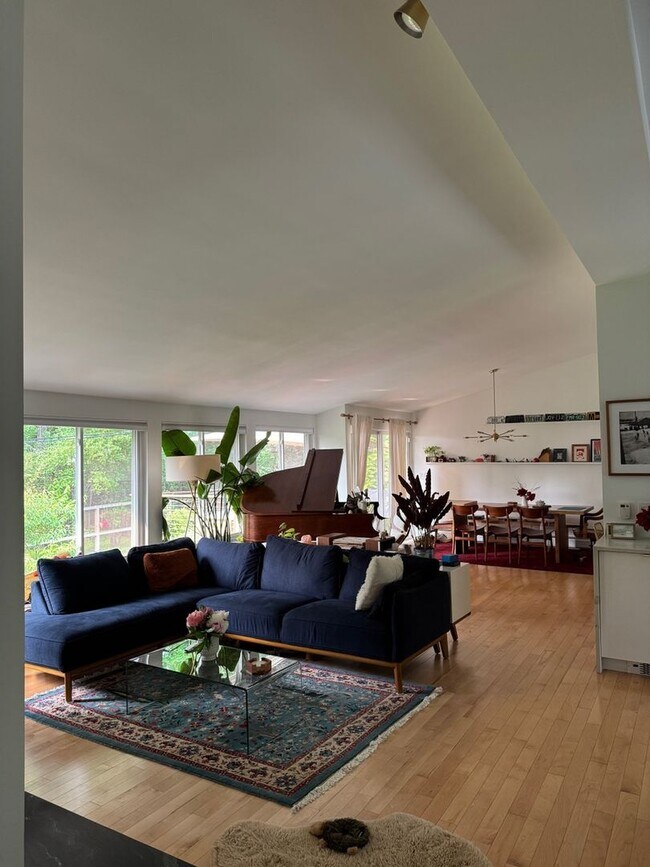 Foto del edificio - large modern home with big backyard, peace...