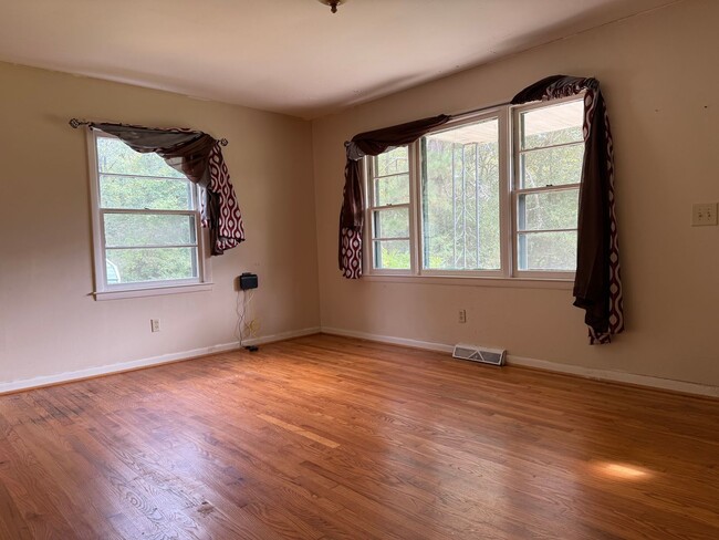 Building Photo - 3 Bedroom/1 Bath home for rent