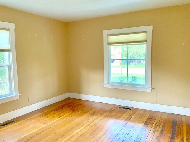 Building Photo - Three Bedroom House in the Lower Rattlesnake