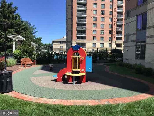 Foto del edificio - 11710 Old Georgetown Rd