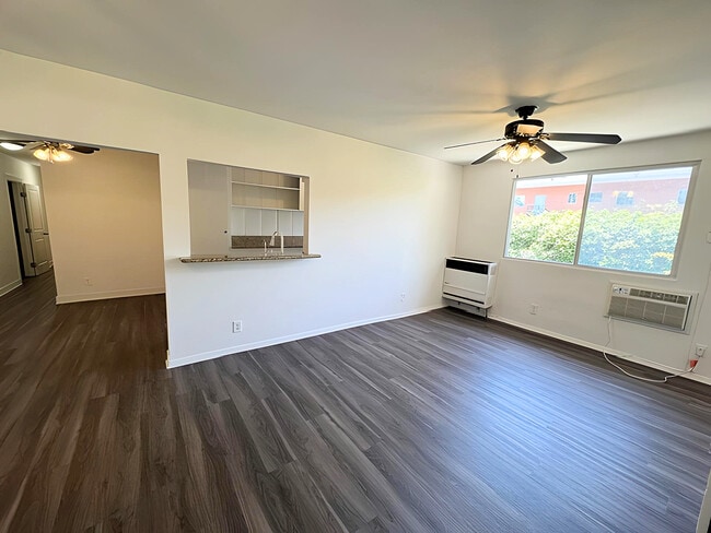 Building Photo - 4360 Willow Brook Ave