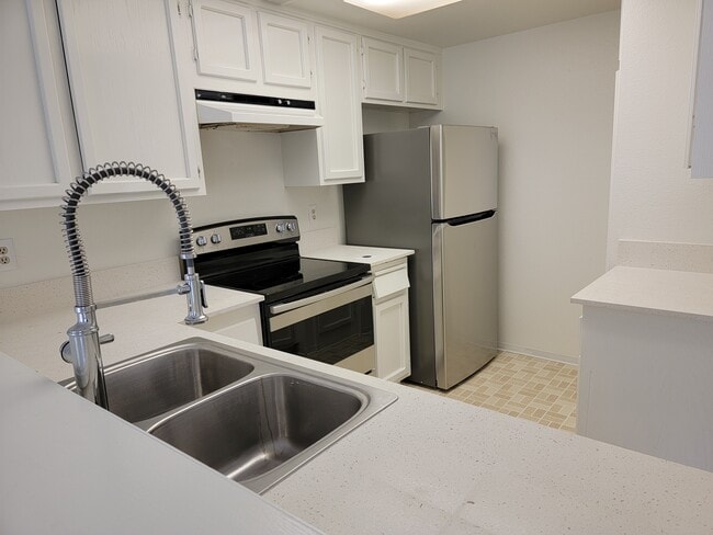 Building Photo - 5440 Baltimore Dr