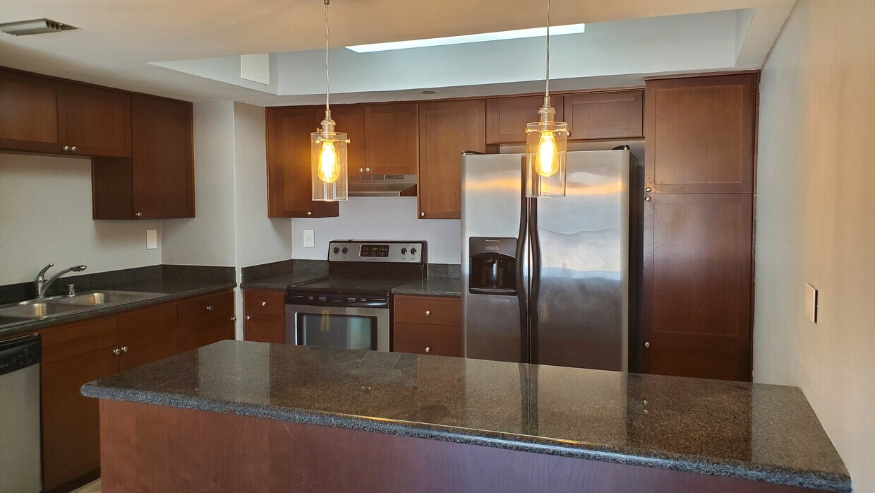 Full size kitchen with granite countertop - 500 N St