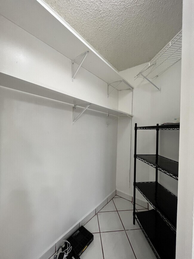 Building Photo - 215 Lake Pointe Dr