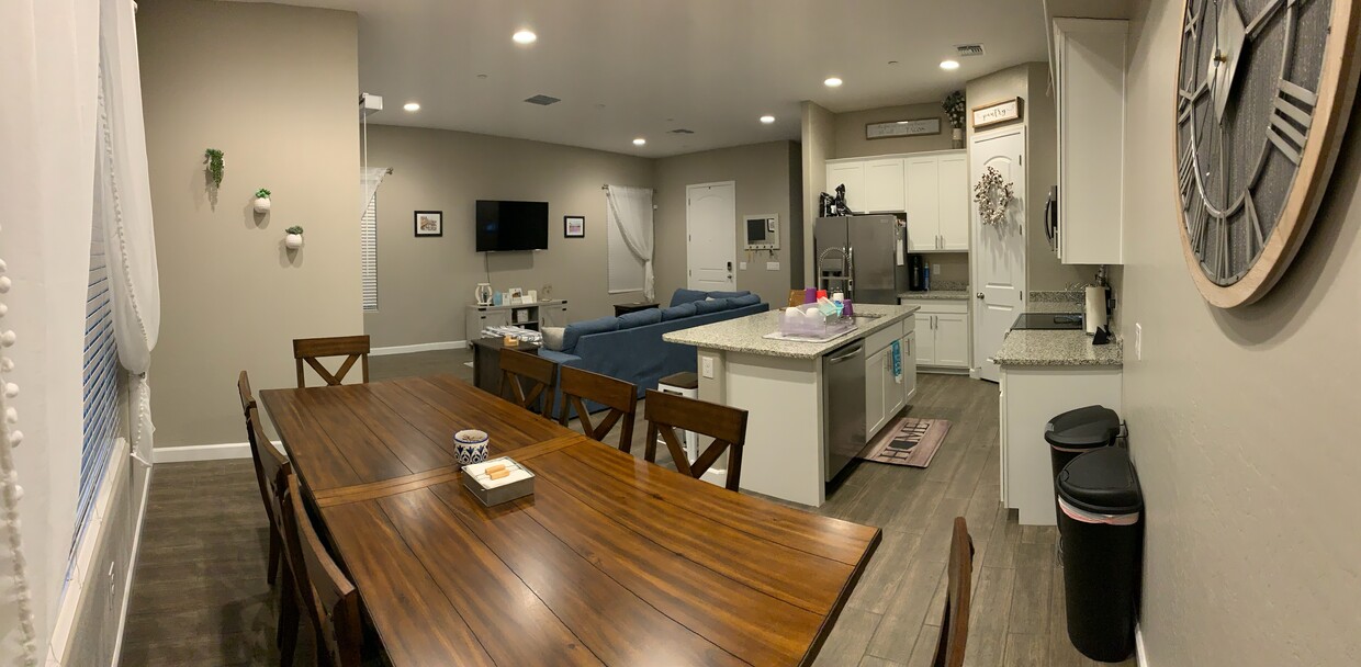 Foto principal - 3737 E Catalina Dr