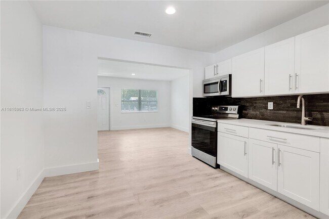 Building Photo - 2512 NE 182nd Terrace