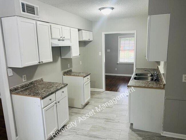 Building Photo - This is a MUST SEE in 38127!!!!! Section 8...