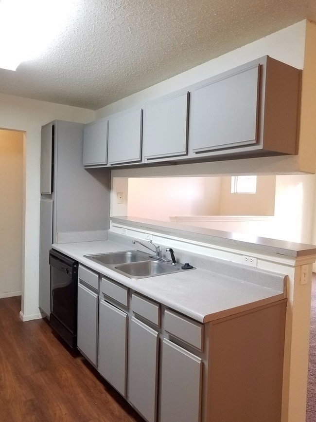 Building Photo - Nice 3 bedroom 2 bath apartment
