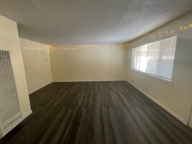 Building Photo - Downstairs Unit - Convenient Location - Re...