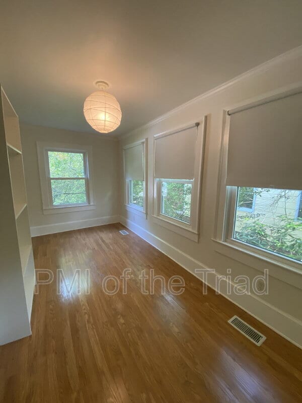 Building Photo - 419 S Sunset Dr