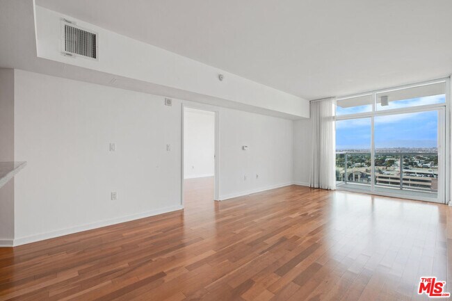 Building Photo - 13700 Marina Pointe Dr