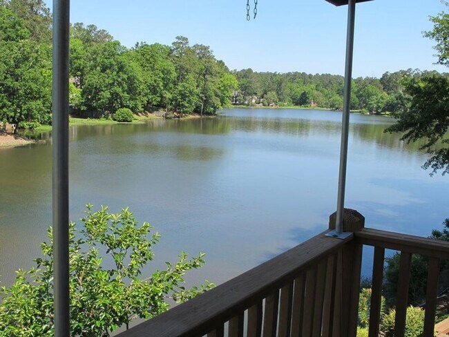 Foto del edificio - Upscale Lakefront Home  In the Heart of Martinez