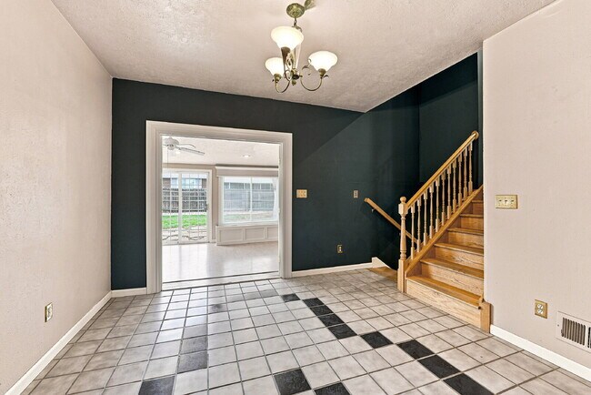 Foto del edificio - $3,195.95 - 4 Bed, 3 Bath Home in Thornton with Sun Room, Finished Basement & Fenced Backyard