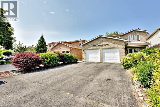 Photo du bâtiment - 5570 Shorecrest Crescent