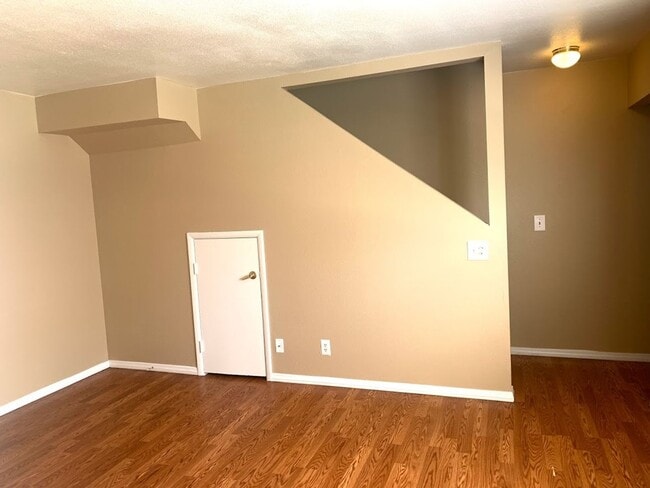 Building Photo - Check out this Freshly Painted and New Flo...