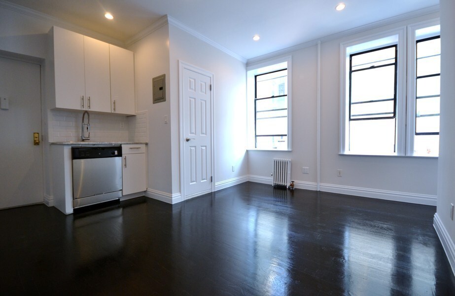 Primary Photo - 318 E 11th St