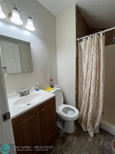 Foto del edificio - 242 NE 39th Ct