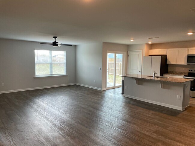 Foto del edificio - 3 Bedroom 2 Bath Home in Eagle Creek, Bolivia, NC