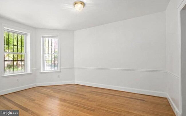 Foto del edificio - 32 Seaton Pl NW