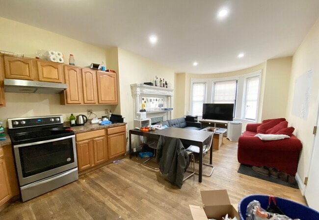 Building Photo - 407 Newbury St